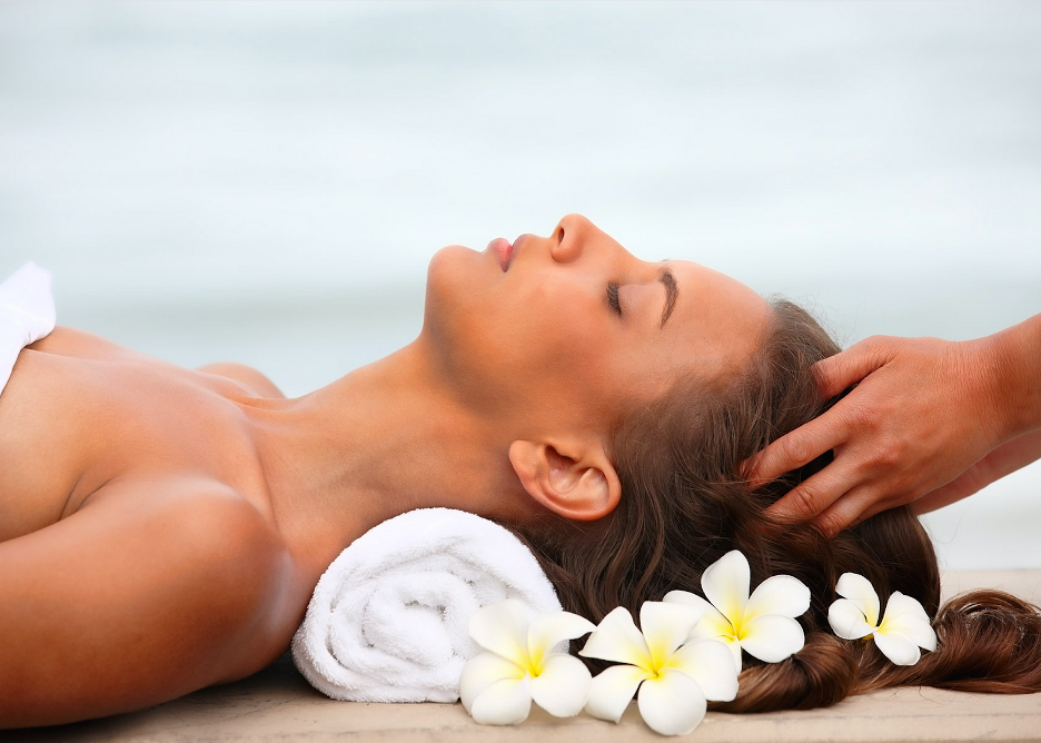 woman receiving a head massage by spavia